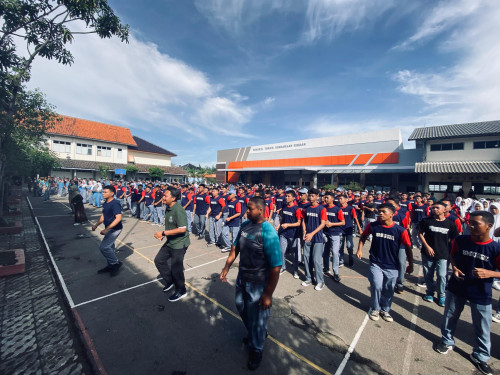 SMK KORPRI Majalengka melaksanakan kegiatan senam anak indonesia hebat