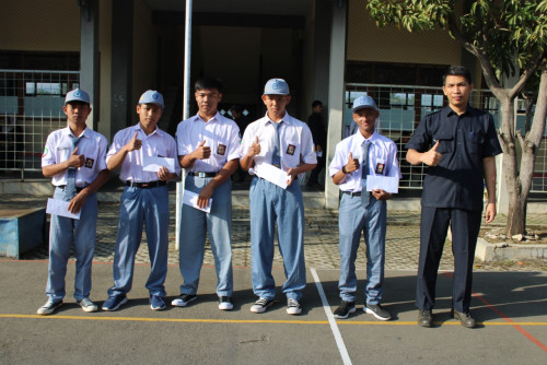 PENYERAHAN UANG PEMBINAAN BAGI SISWA SISWI BERPRESTASI